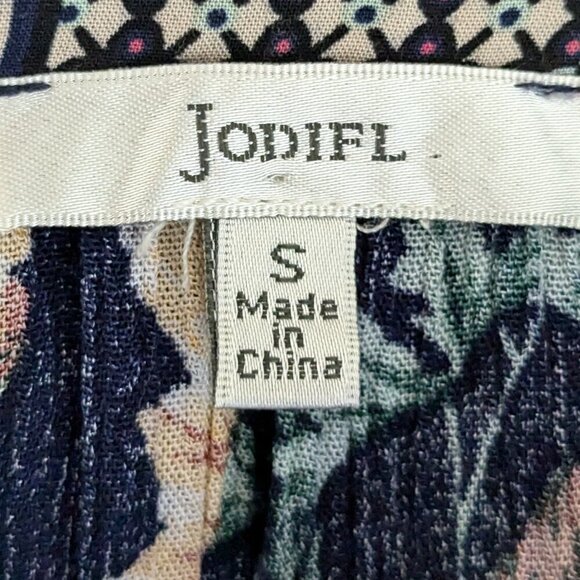 JODIFL Navy Floral, V-Neck, Soft Crepe Fabric, Slim Fit Top; Size S - Picture 3 of 5